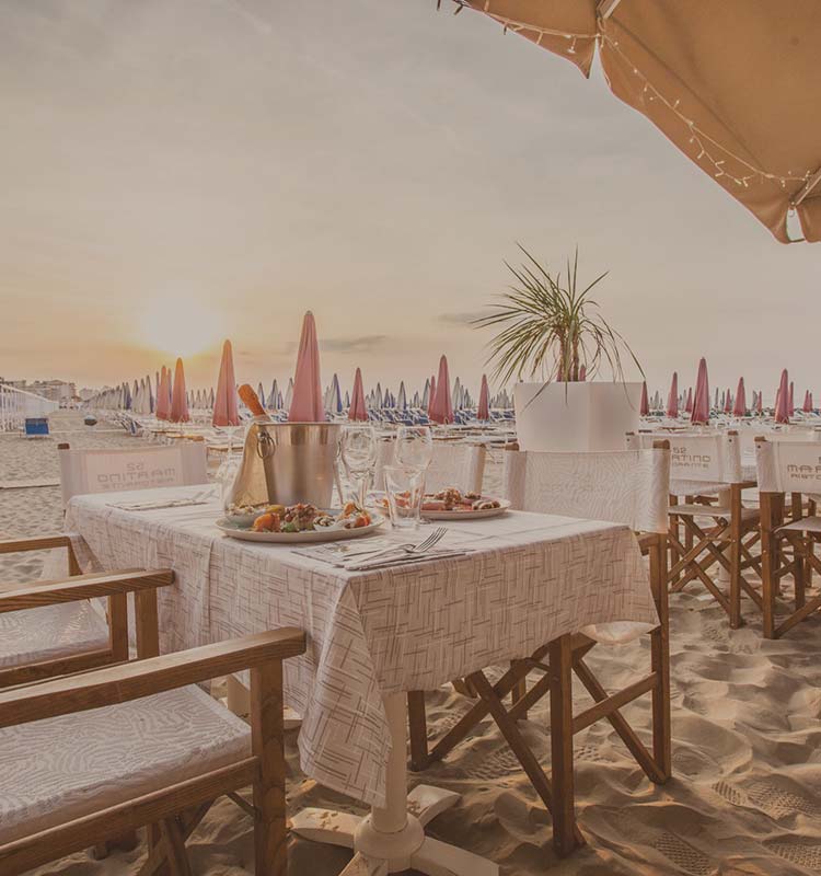 Tavoli sulla spiaggia al Ristorante Martino