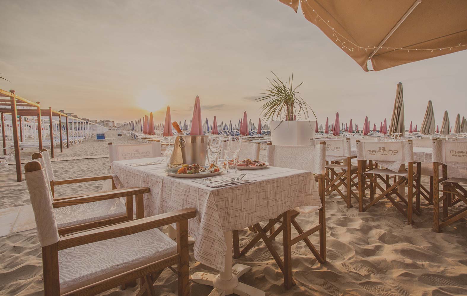 Tavoli sulla spiaggia al Ristorante Martino